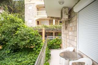 Гостевой дом Guest House Vucicevic Будва Трехместный номер с балконом-5